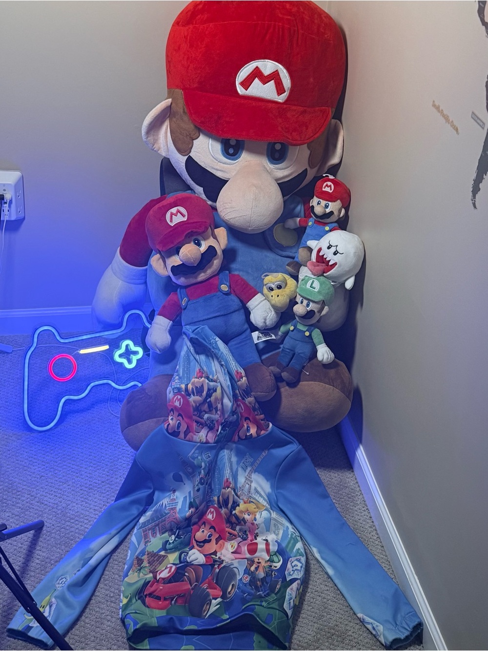 Jumbo Super Mario 48 in/4 ft. Plush toy with amiibo, and extra toys, and hoodie